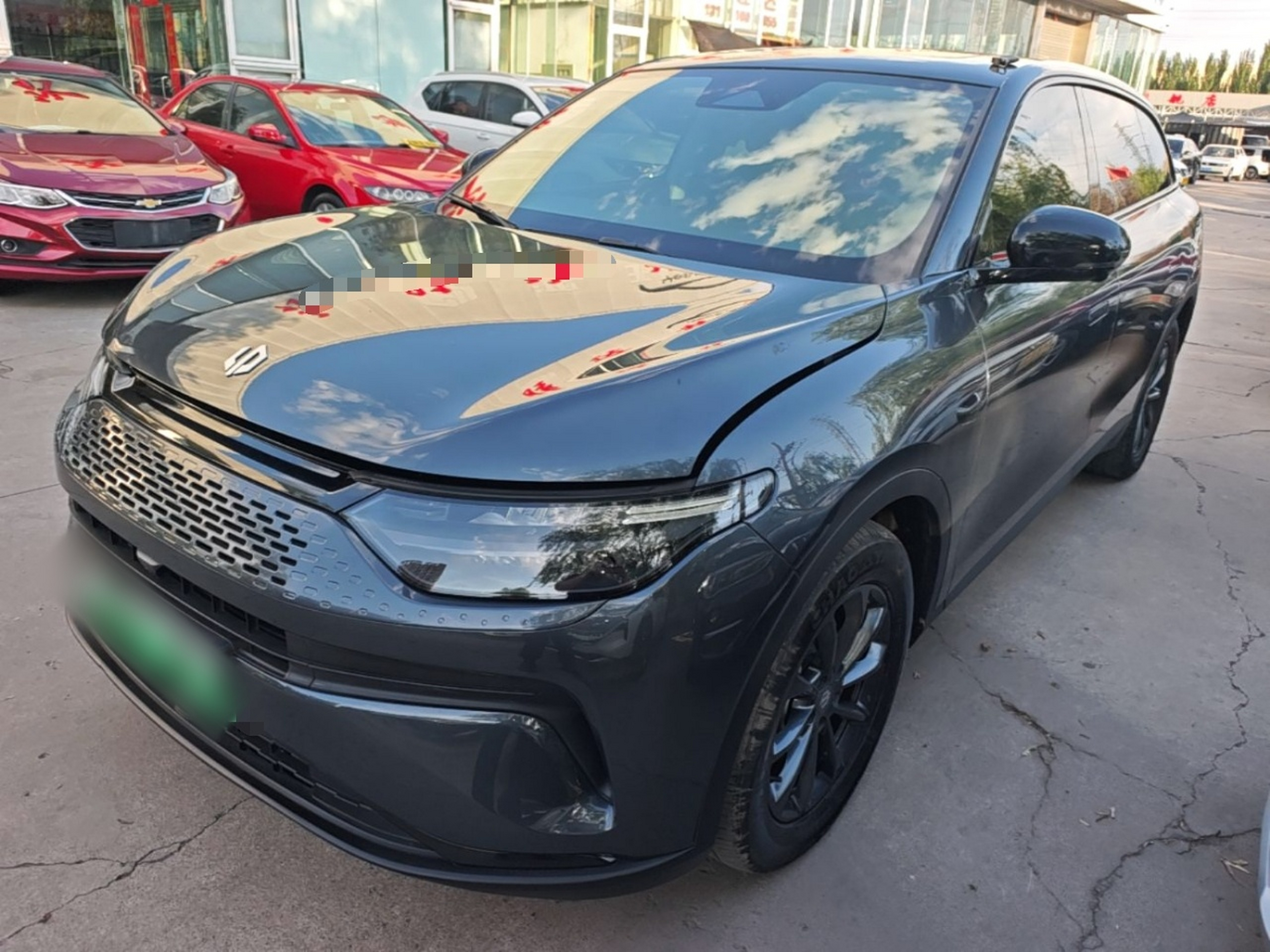 Под передней частью автомобиля