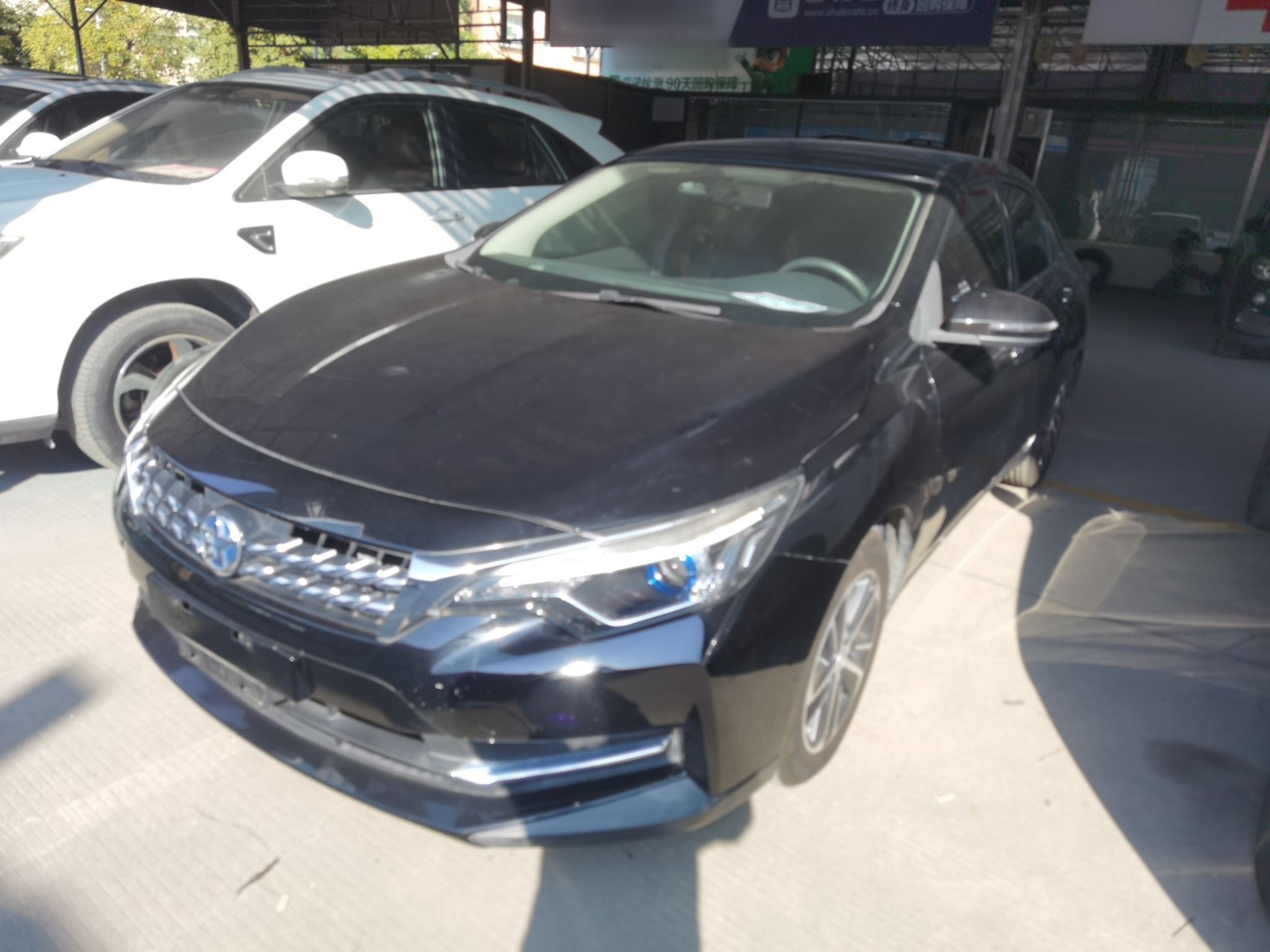 Под передней частью автомобиля