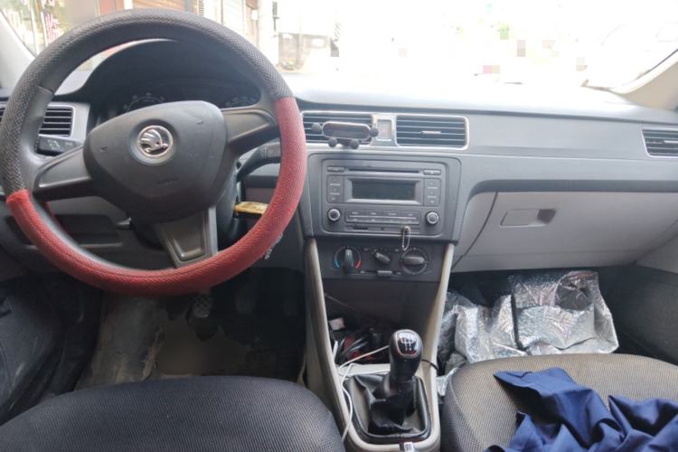 Used Skoda Rapid 2015 1.6L Manual Smart Selection Model Center Console