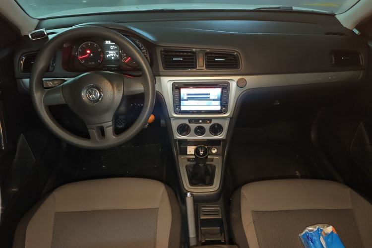 Used Volkswagen Gran Lavida 2013 1.6L Manual Fashion Model Center Console