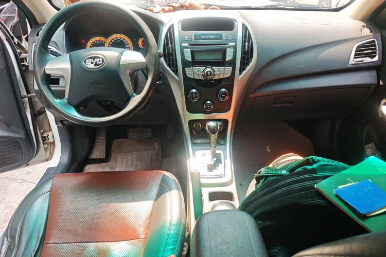 Used BYD F3 2015 Energy-Saving Edition 1.5L Automatic Luxury Model Center Console