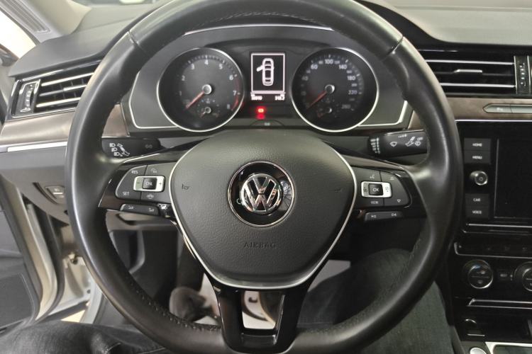 Used Volkswagen Magotan 2019 330TSI DSG Luxury Model China V Standard Interior 1