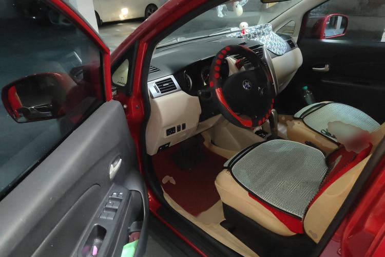 Used Venucia R50 2015 1.6L Automatic Fashion Edition
