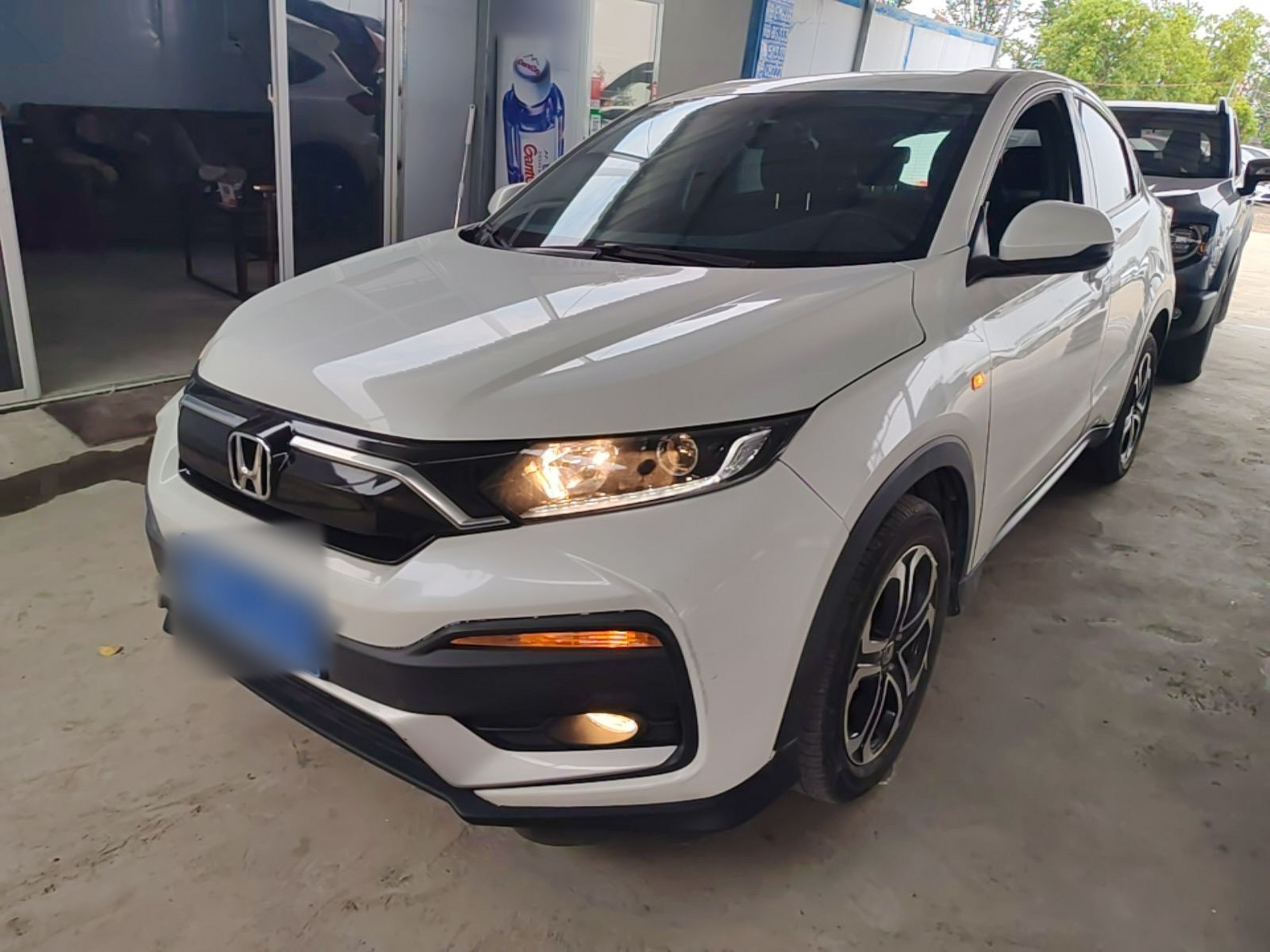 Под передней частью автомобиля