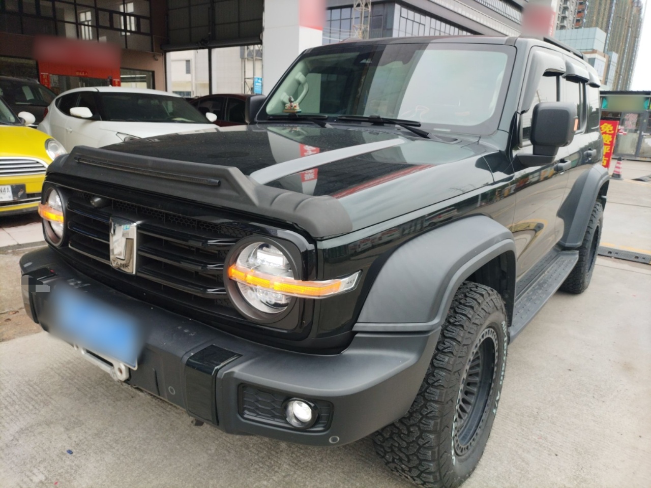 تحت مقدمة السيارة