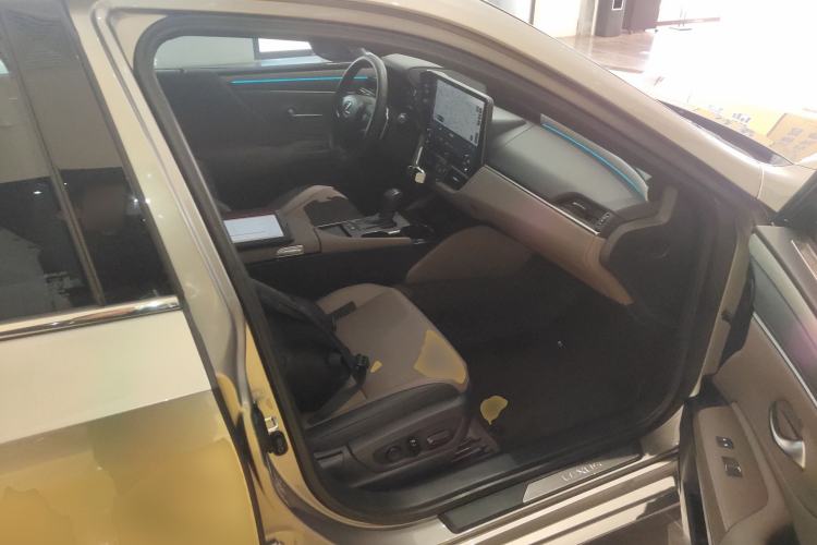 Used Lexus ES 2025 300h Deluxe Edition
