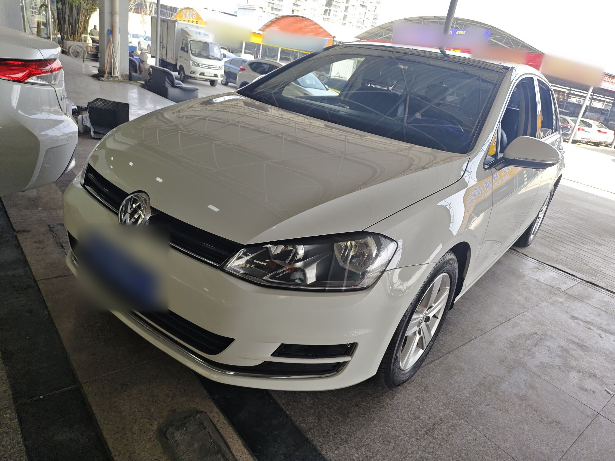 Под передней частью автомобиля