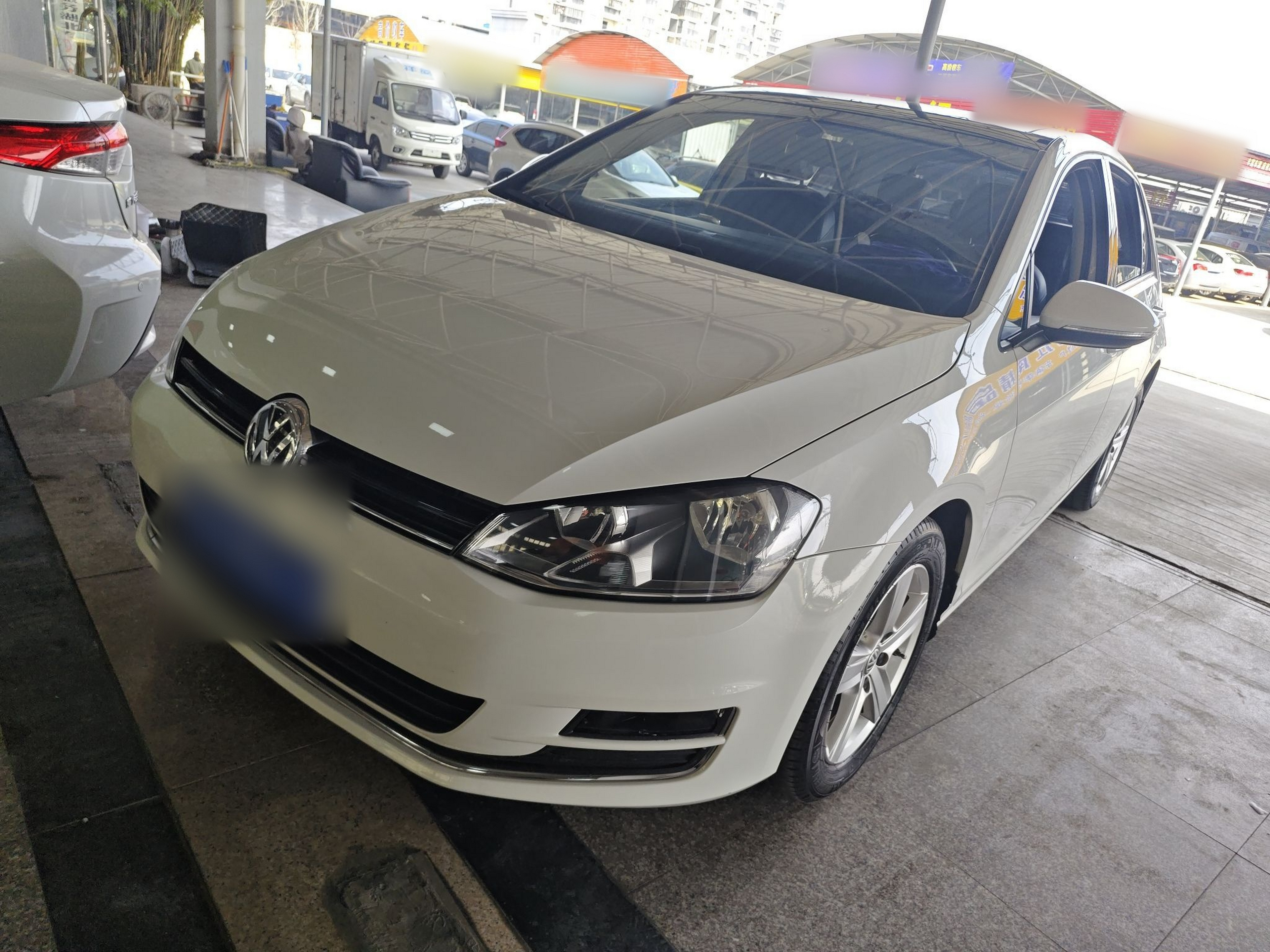 تحت مقدمة السيارة