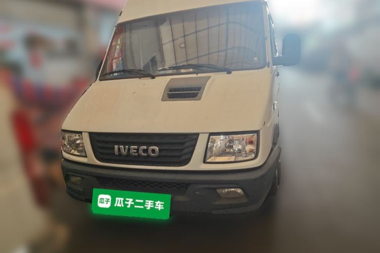Used Iveco Daily 2020 2.5T A35 Passenger Van with Dual Tires Mid-Roof Design 5-9 Seater Side-Sliding Door China V Emission Standard

