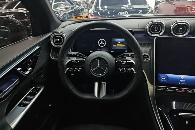 Used Mercedes-Benz GLC 2023 Facelift GLC 260 L 4MATIC Luxury Version 5 Seats Steering Wheel