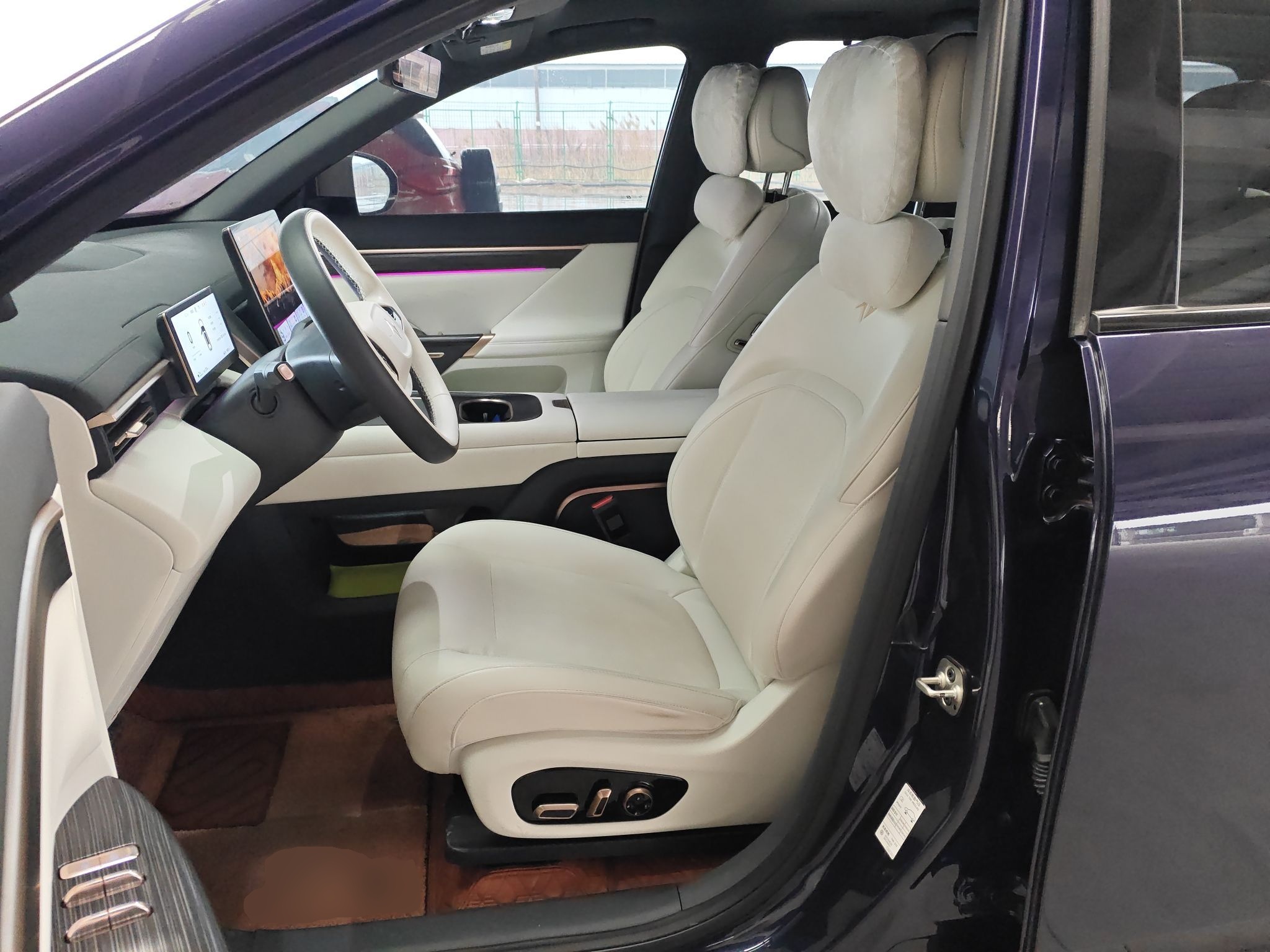 المقاعد الأمامية داخل السيارة