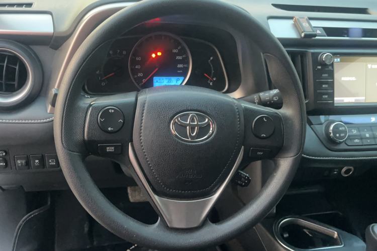 Used Toyota RAV4 2016 2.0L CVT Two-Wheel Drive Fashion Edition China V Standard Steering Wheel