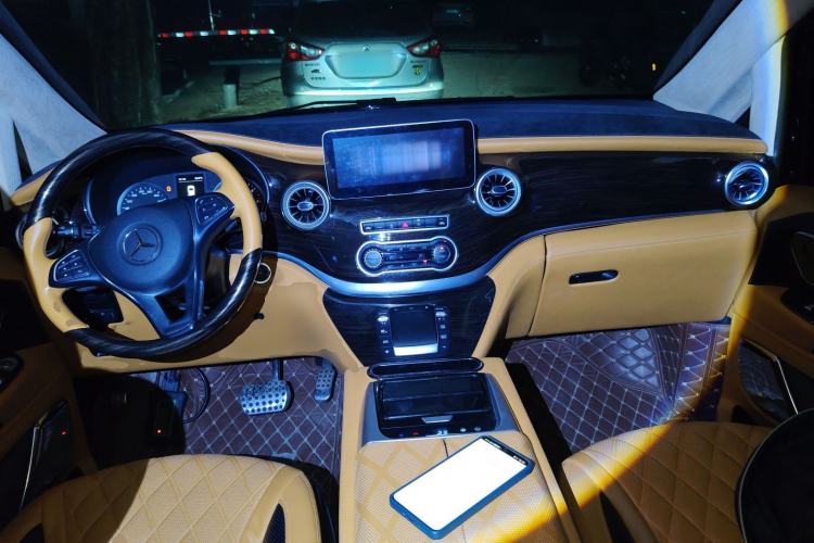 Used Mercedes-Benz Vito 2020 2.0T Elite Version 7 Seats Center Console