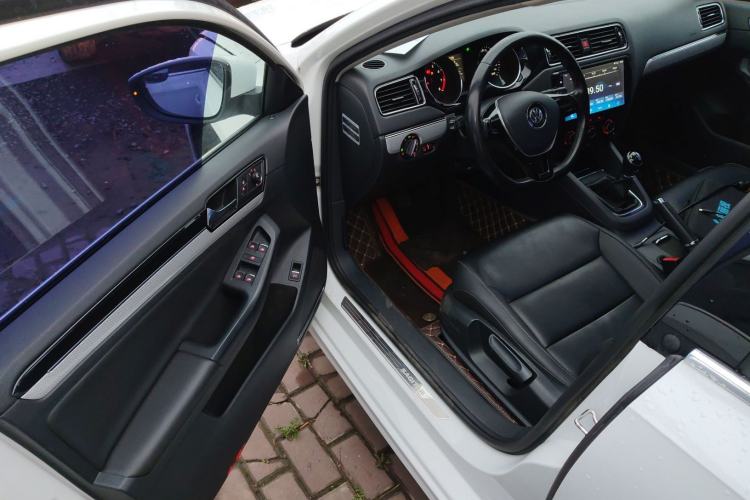 Used Volkswagen Sagitar 2015 1.6L Manual Comfort Model Driver Seat