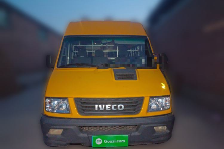 Used Iveco Daily 2020 2.5T A35 Passenger Van Single-Tire Mid-Roof Design 5-9 Seats with Sliding Side Door Meeting China V Emission Standards
