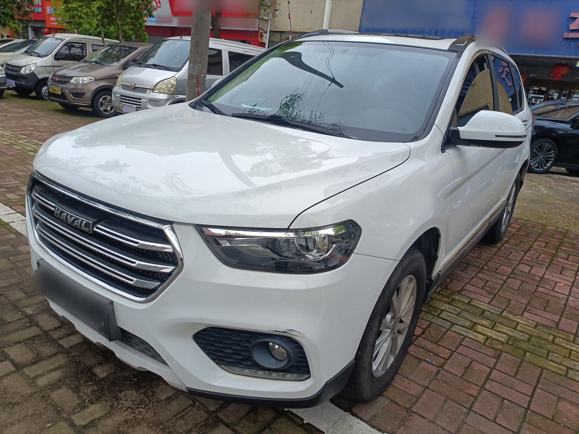 Под передней частью автомобиля