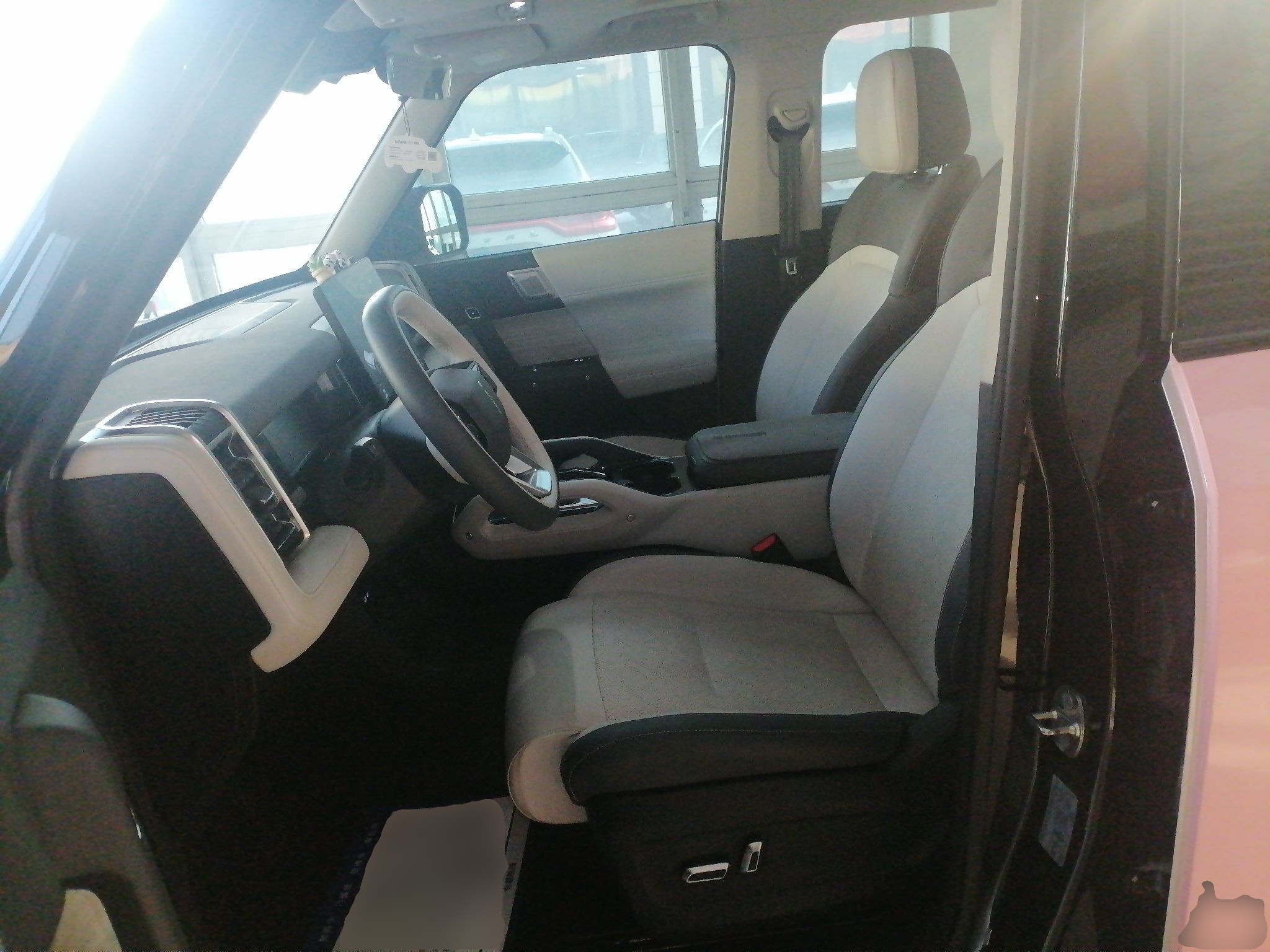 المقاعد الأمامية داخل السيارة