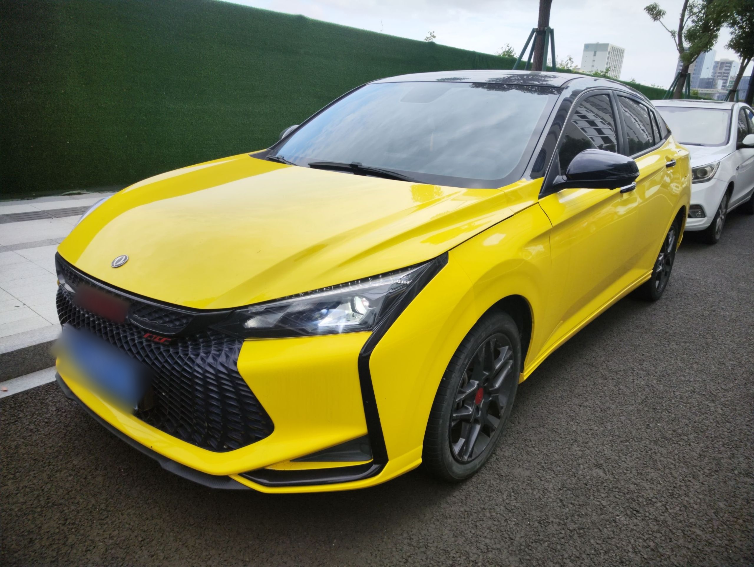 Под передней частью автомобиля