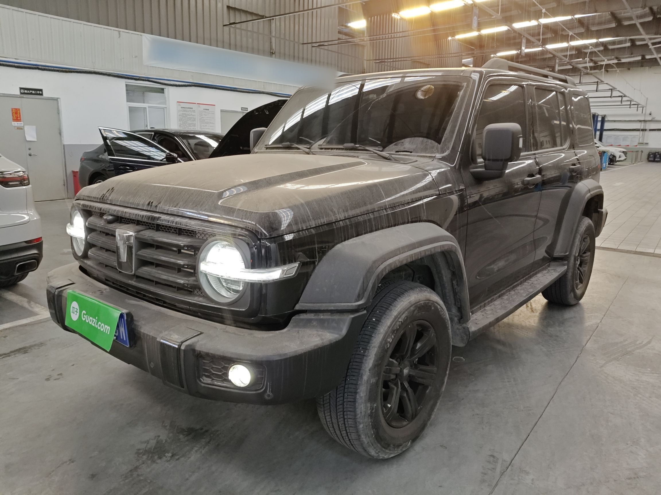 تحت مقدمة السيارة