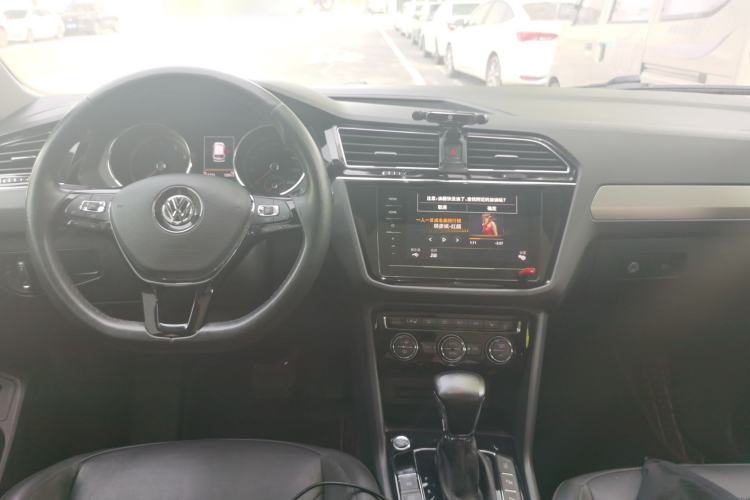 Used Volkswagen Tiguan L 2019 380TSI Automatic All-Wheel Drive Luxury Edition with 7 Seats China VI Standard Center Console