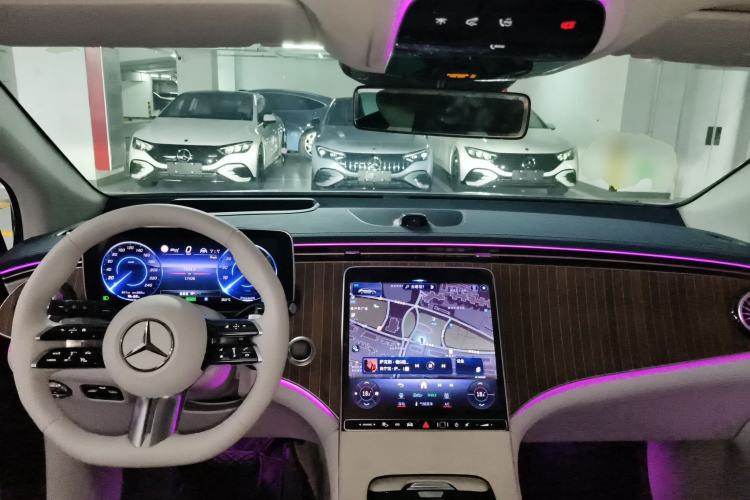 Used Mercedes-Benz EQE SUV 2024 500 4MATIC Luxury Edition Center Console