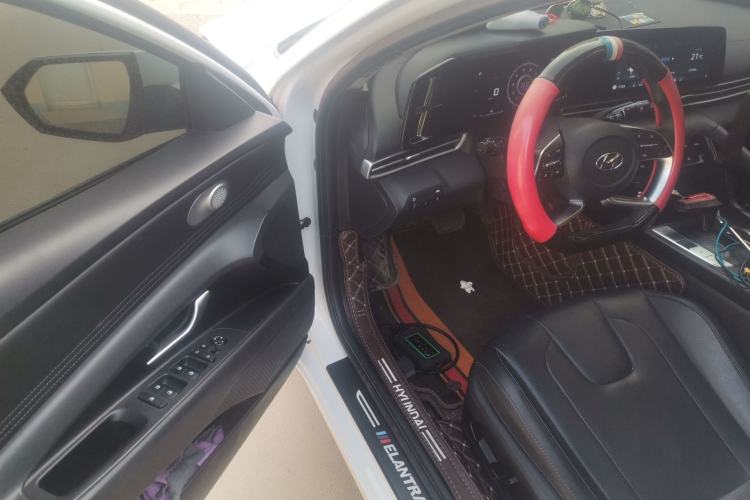 Used Hyundai Elantra 2022 1.5L CVT LUX Prestige Edition Driver Seat