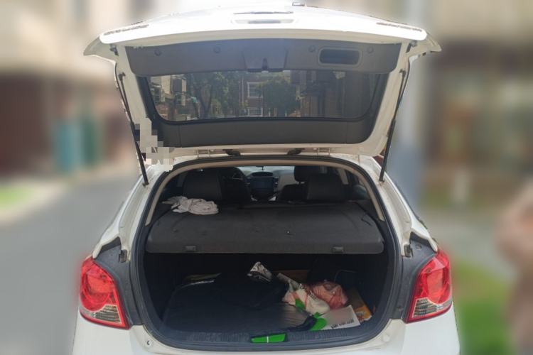 Used Chevrolet Cruze 2013 Hatchback 1.6L Manual Luxury Model Trunk