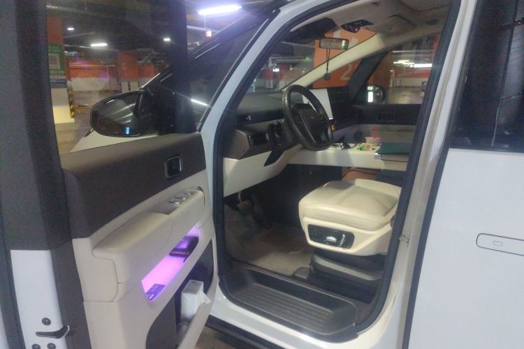 Used Li Auto MEGA 2024 Ultra Model
