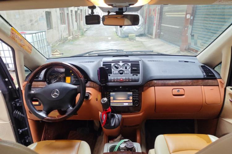 Used Mercedes-Benz Vito 2011 2.5L 7-seater executive version Center Console