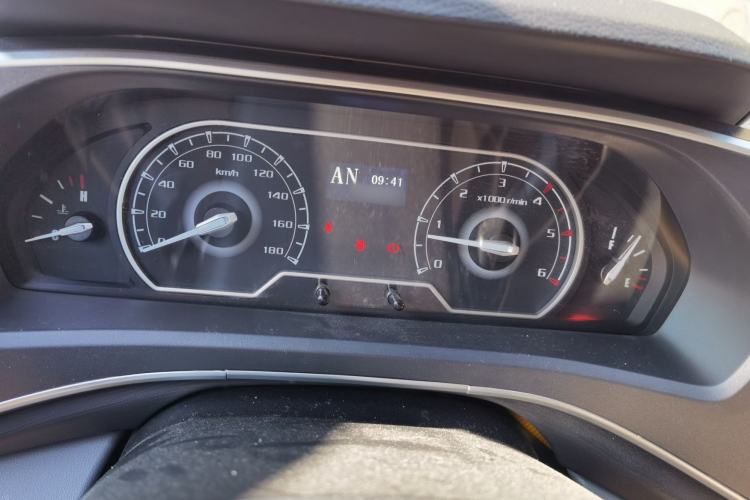 Used SAIC MAXUS Xintu V80 2023 2.0T AMT Classic Aoyuntong Short Wheelbase Ultra-Low Roof 5/6-Seater