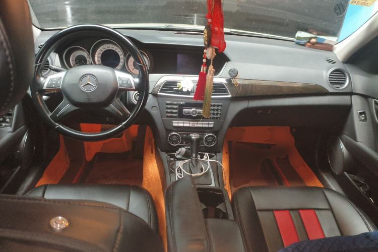 Used Mercedes-Benz C-Class 2011 C 200 CGI Fashion Model Center Console