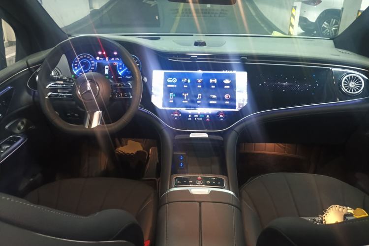 Used Mercedes-Benz EQE SUV 2024 350 4MATIC Pioneer Edition Center Console