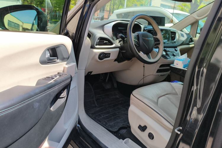 Used Chrysler Grand Voyager PHEV 2018 3.6L Plug-in Hybrid Driver Seat