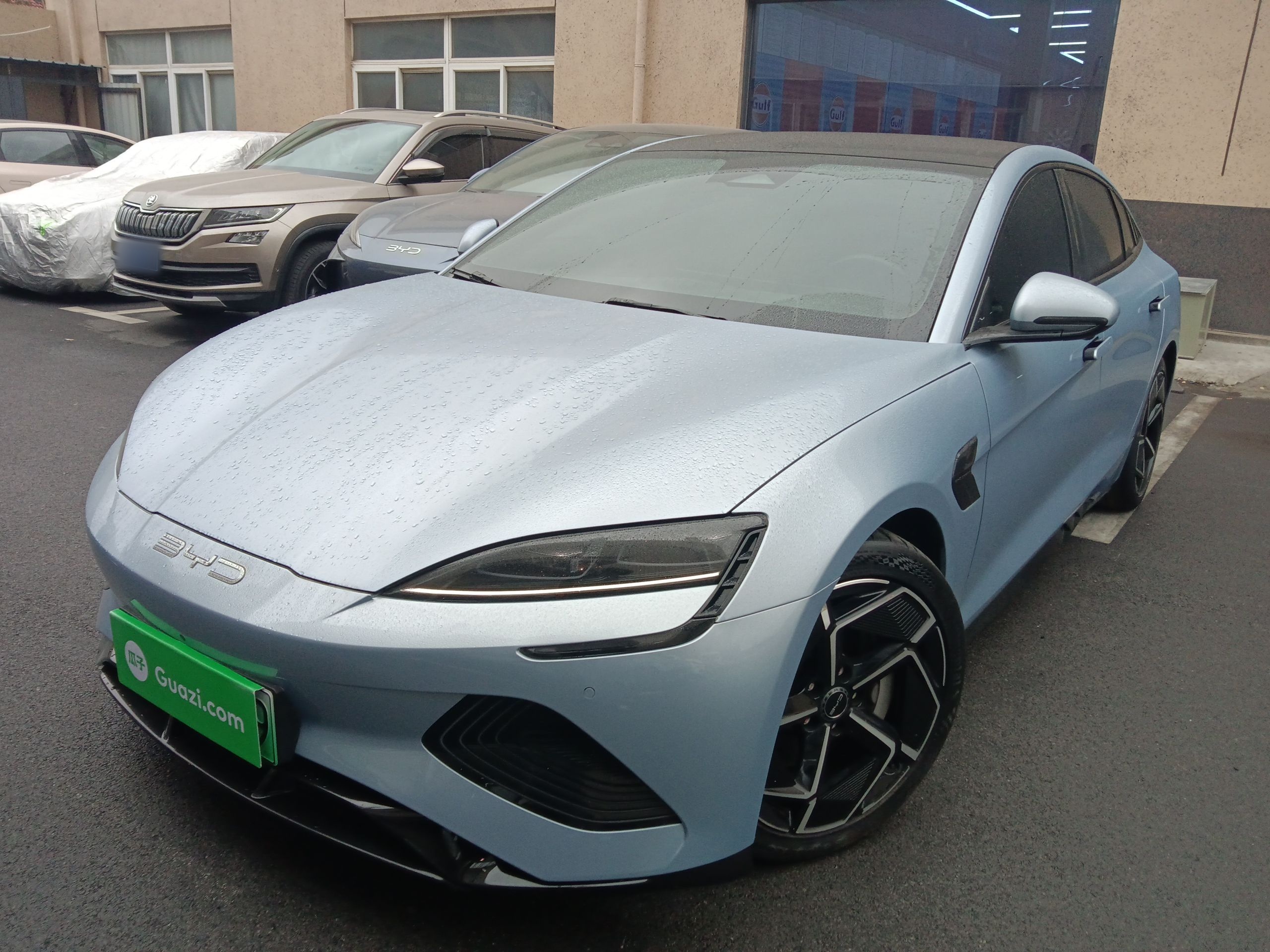 Под передней частью автомобиля