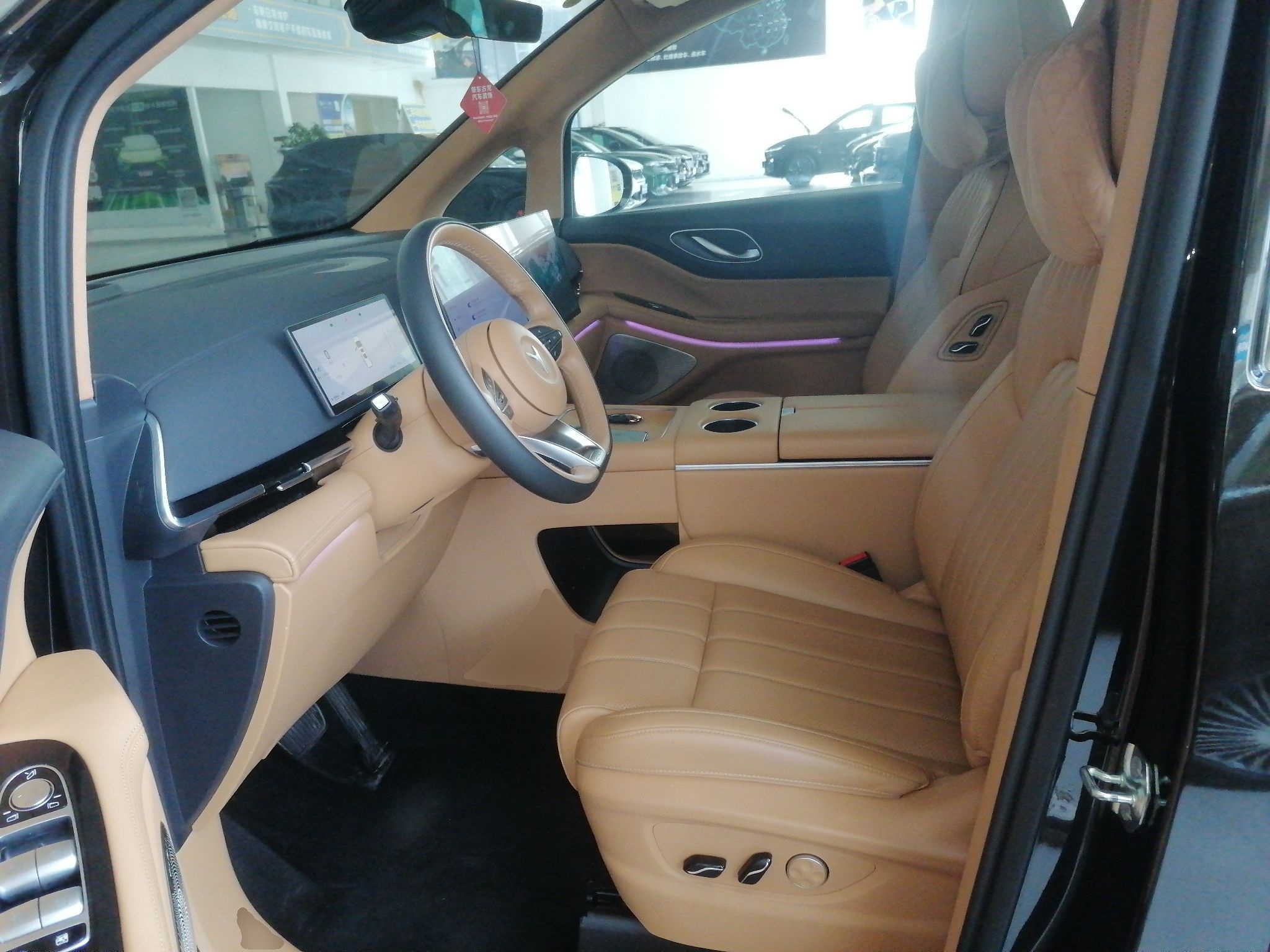 المقاعد الأمامية داخل السيارة