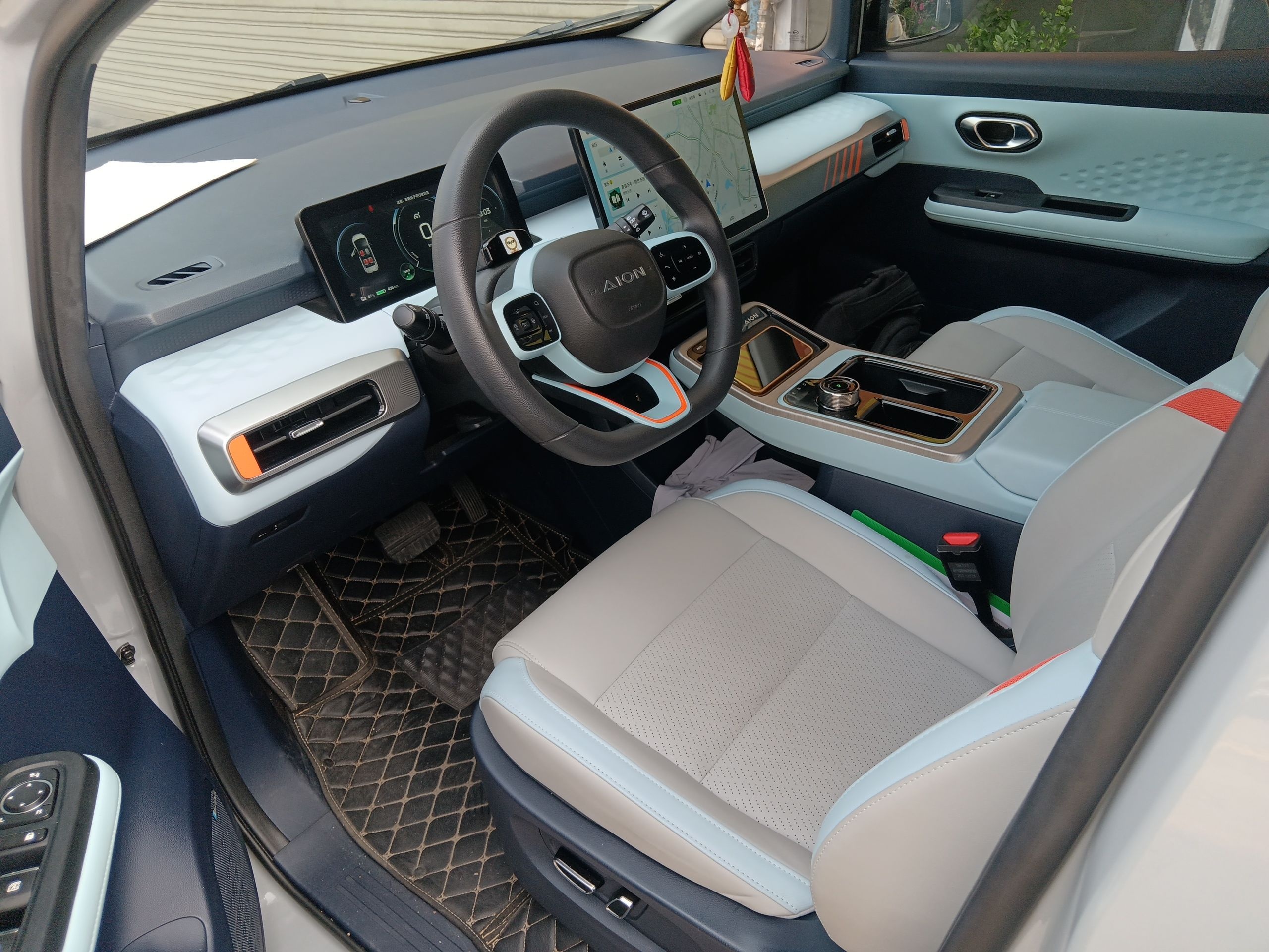 المقاعد الأمامية داخل السيارة