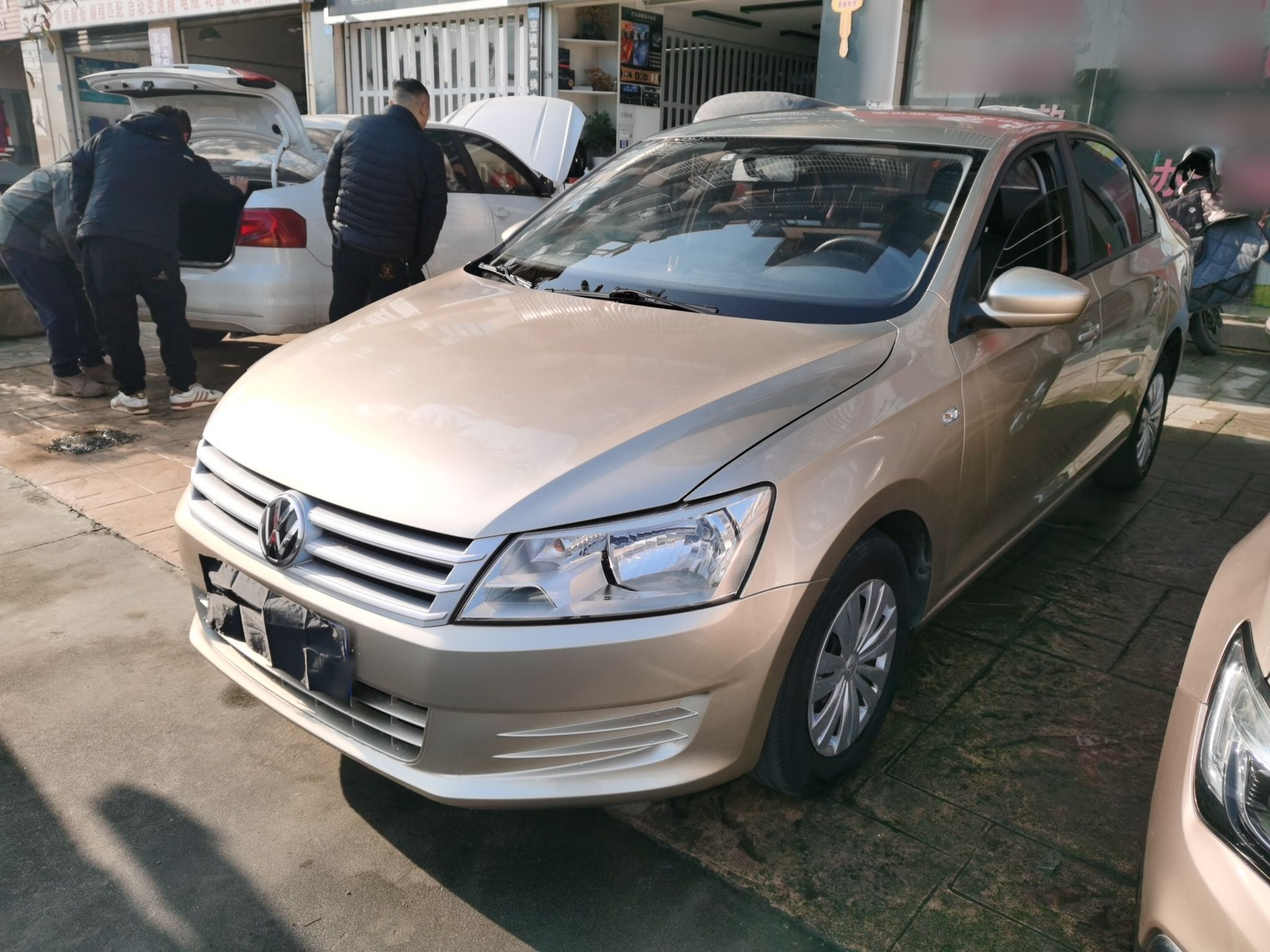 Под передней частью автомобиля