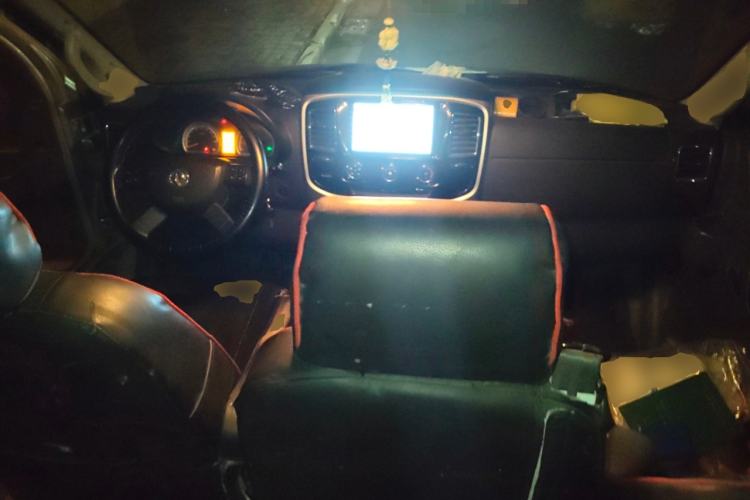 Used Dongfeng Yufeng 2021 2.0T Power King Front-Drive Logistics Vehicle Long Wheelbase Mid-Roof Design 6–9 Seats China VI Emission Standard ZD20