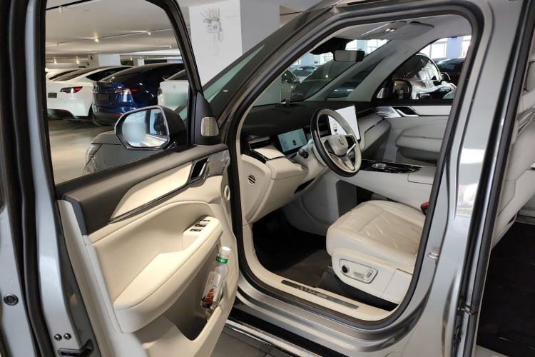 Used Volvo EM90 2025 Ultra Six-Seater
