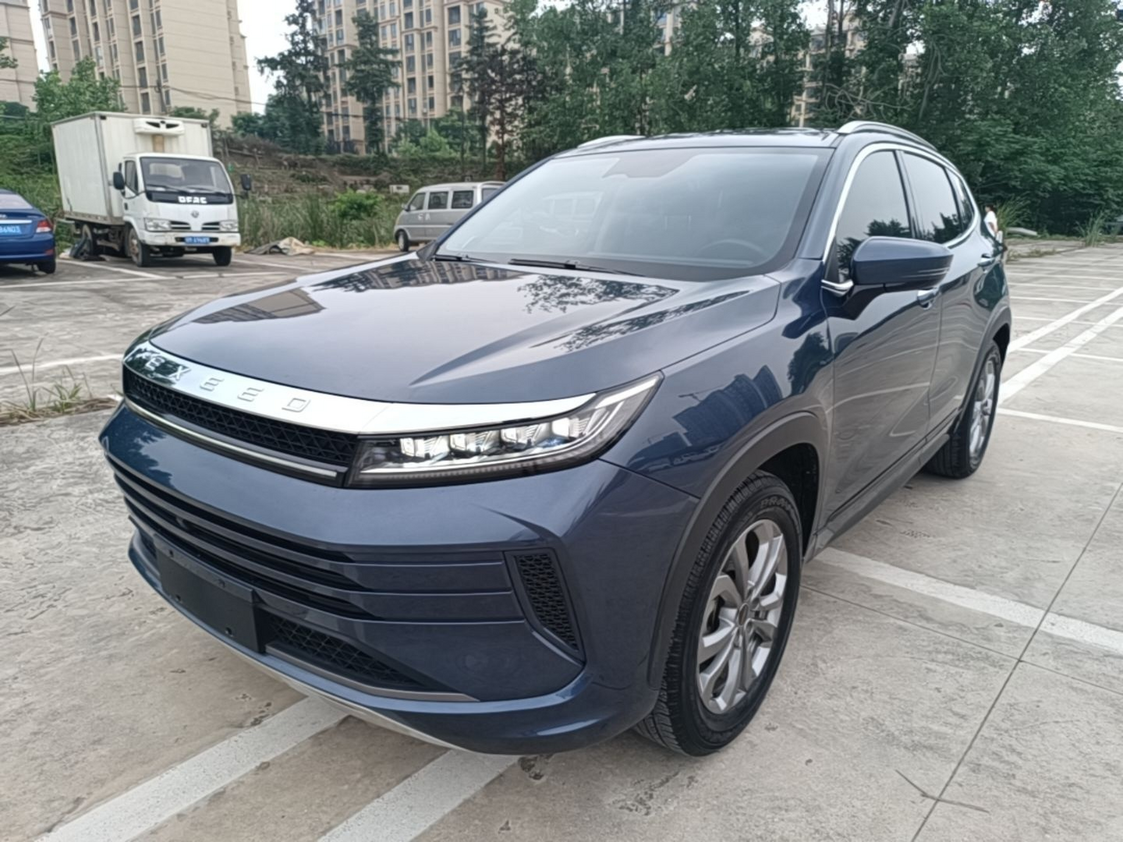 Под передней частью автомобиля