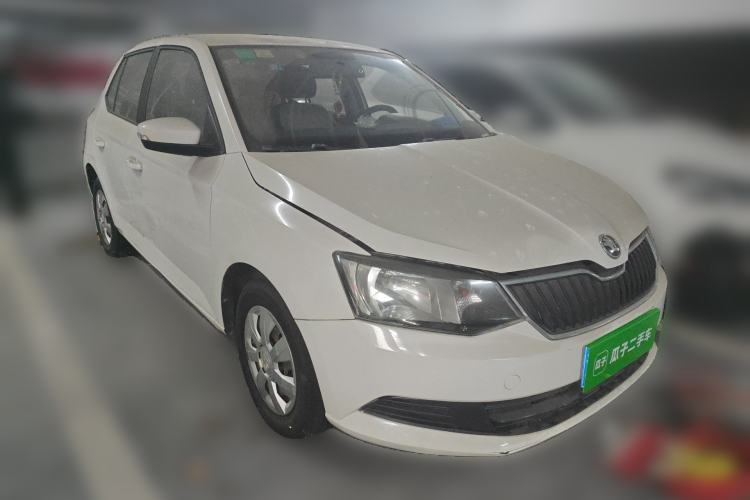 Used Skoda Fabia 2015 1.4L Manual Front-Wheel Drive Model Front Right 45 Deg