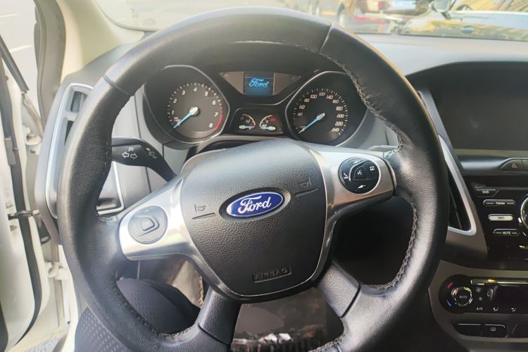 Used Ford Focus 2015 Sedan 1.6L Automatic Comfort Model Steering Wheel