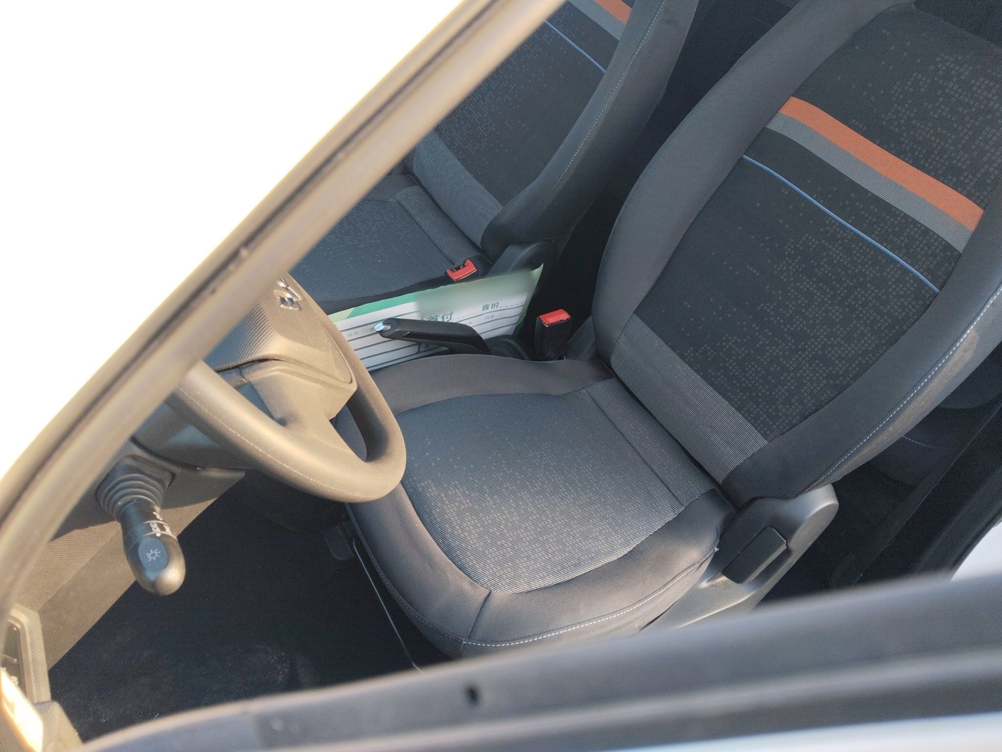 المقاعد الأمامية داخل السيارة