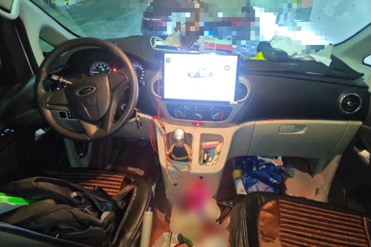 Used JAC Refine M3 2025 PLUS 1.8L Manual Classic Edition 7 Seats Center Console