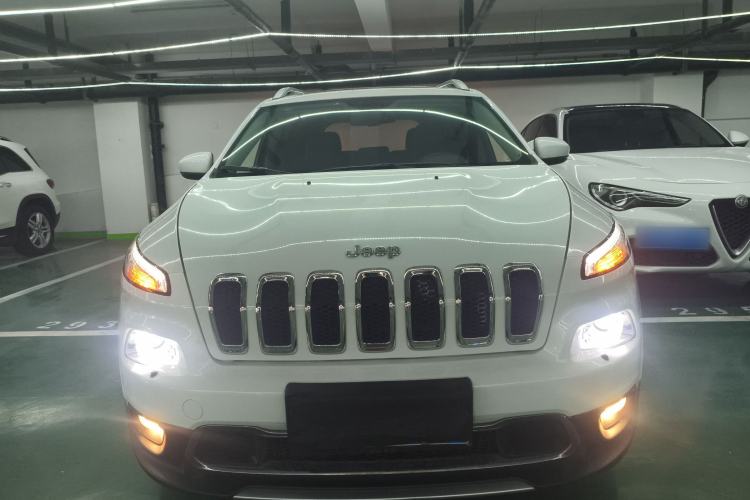 Used Jeep Cherokee 2020 2.0L Two-Wheel Drive Classic Sports Edition Exterior 1