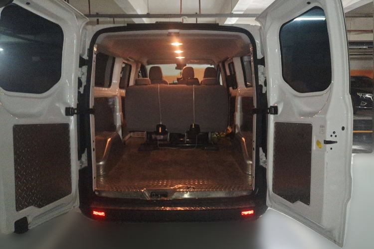 Used Ford Transit 2023 2.0T Diesel Manual Multifunction Commercial Vehicle Mid-axle Low-Roof Design 5/6 Seats Trunk