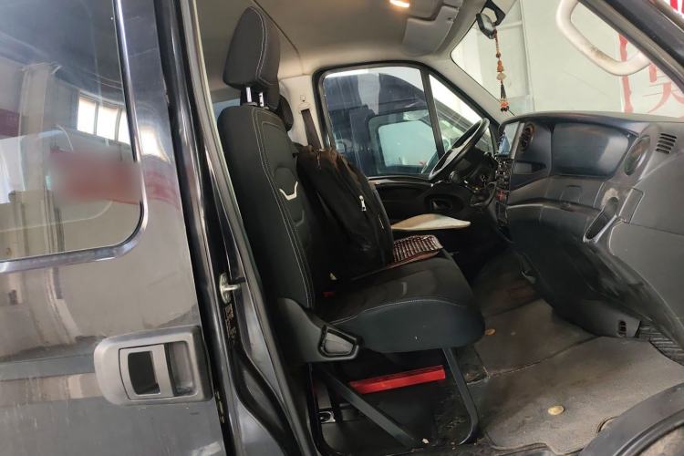 Used Iveco Eurocargo 2021 2.0T Manual Super-Rui Short Wheelbase Low-Roof Side-Hinged Door F1A
