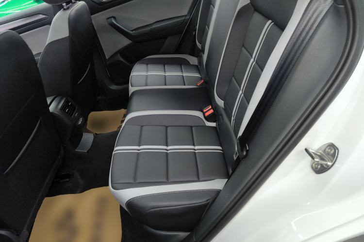 Used Volkswagen T-ROC 2025 Facelifted 300TSI DSG Two-Wheel-Drive Chen Guang Edition Left Rear Seat