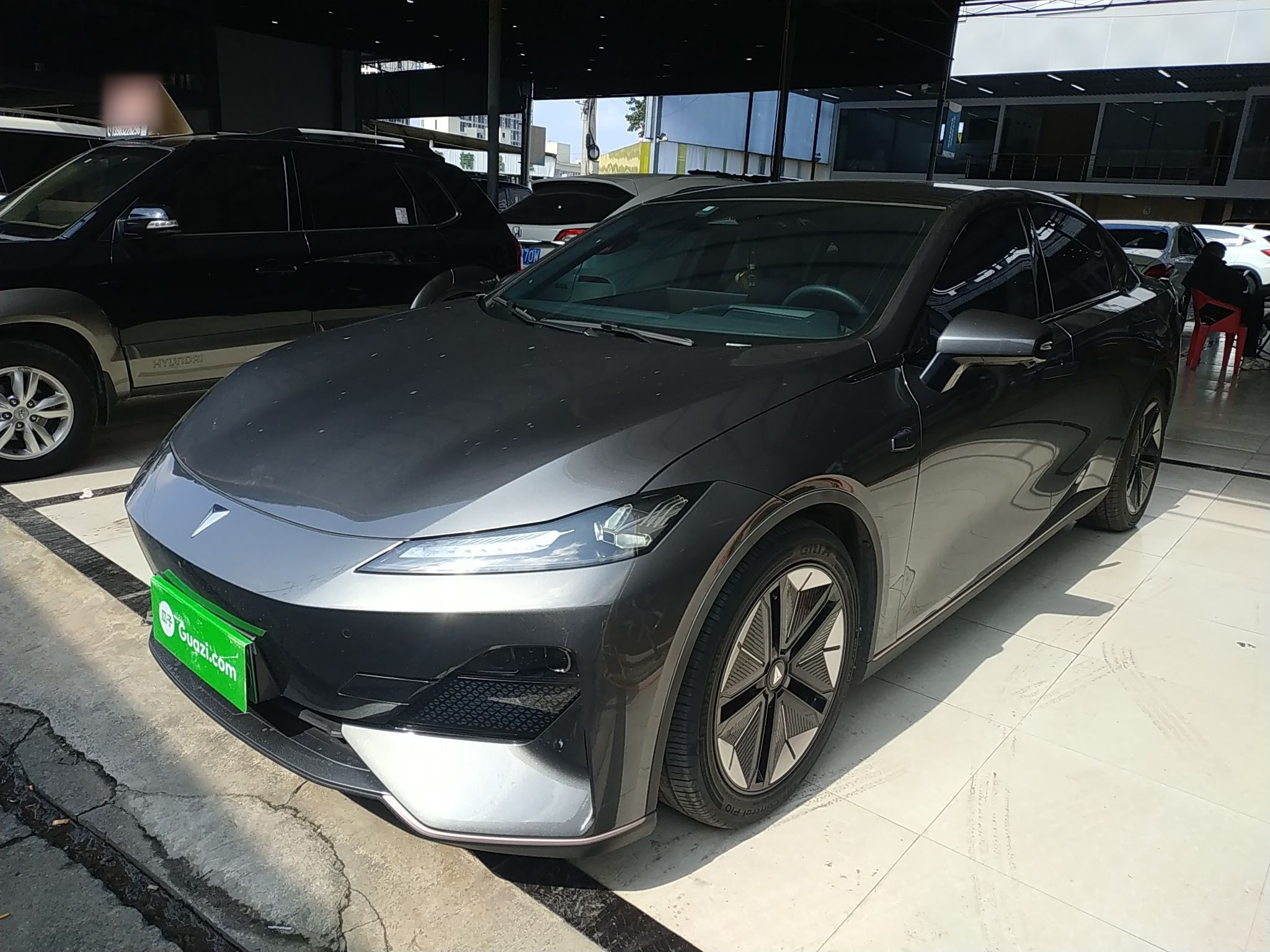 Под передней частью автомобиля