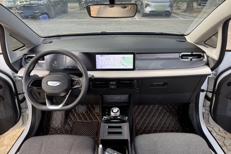 Used Geometry E Firefly 2024 301km Flowing Light Interior 4